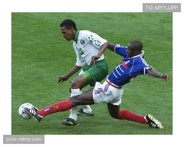 父子对决：小图拉姆攻破尼斯球门，赛后与父亲深情相拥